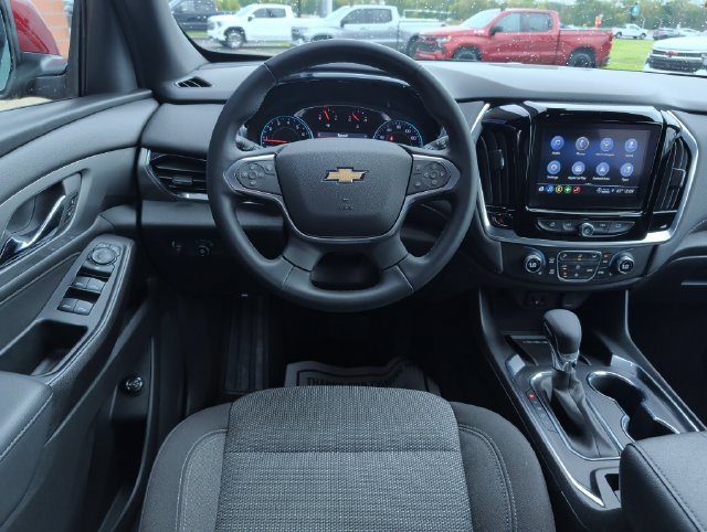 Used 2023 Chevrolet Traverse LT FWD image 2