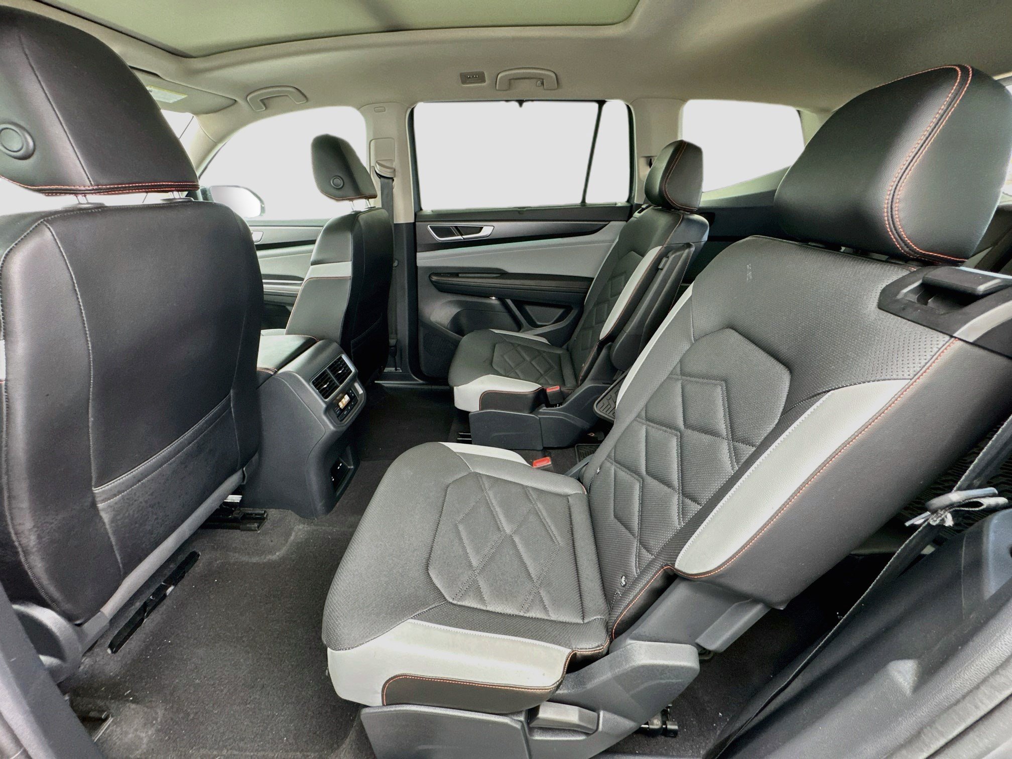 Used 2024 Volkswagen Atlas Peak Edition SE AWD/4WD image 16