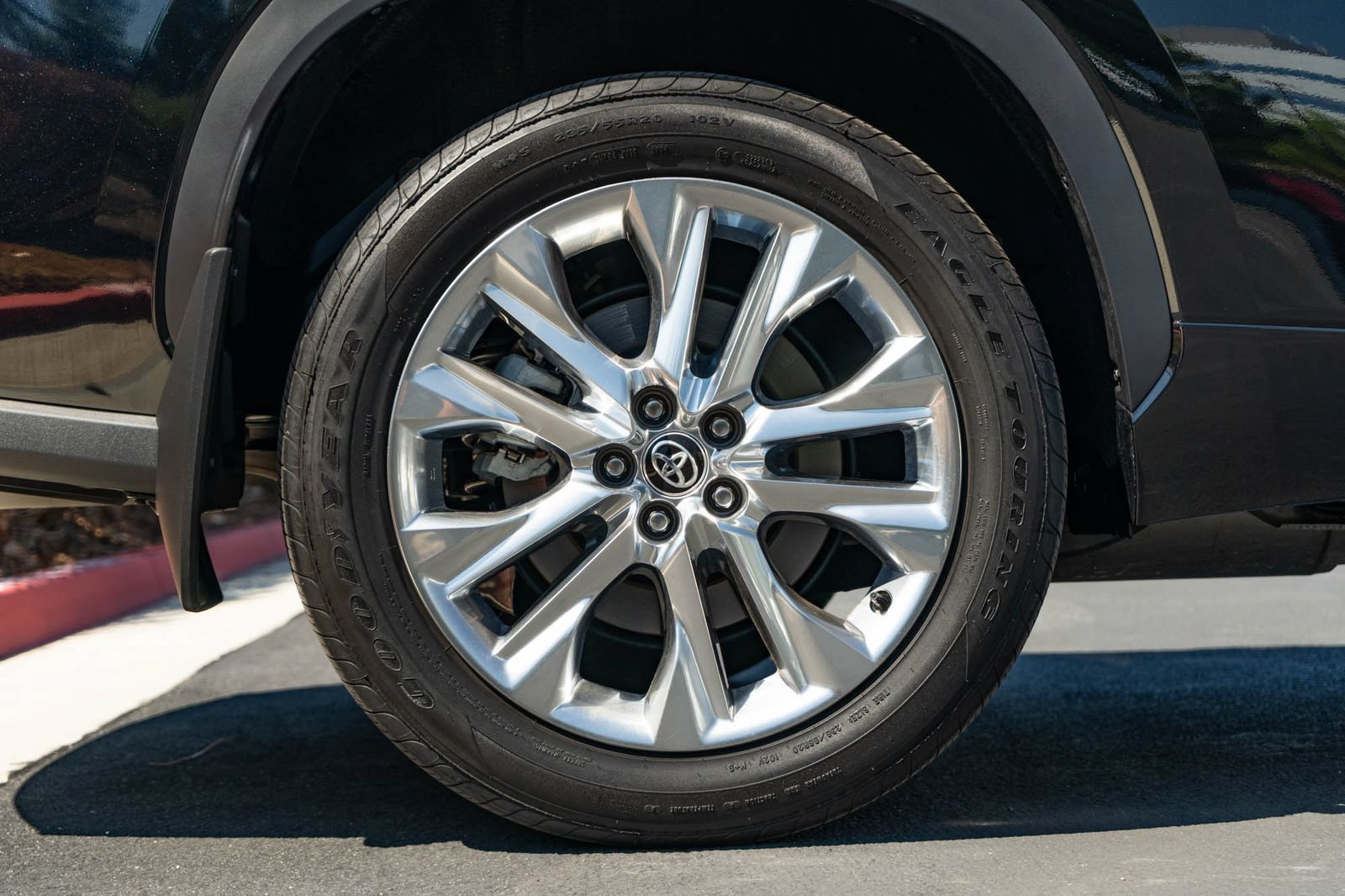 Certified 2025 Toyota Highlander Limited FWD image 6