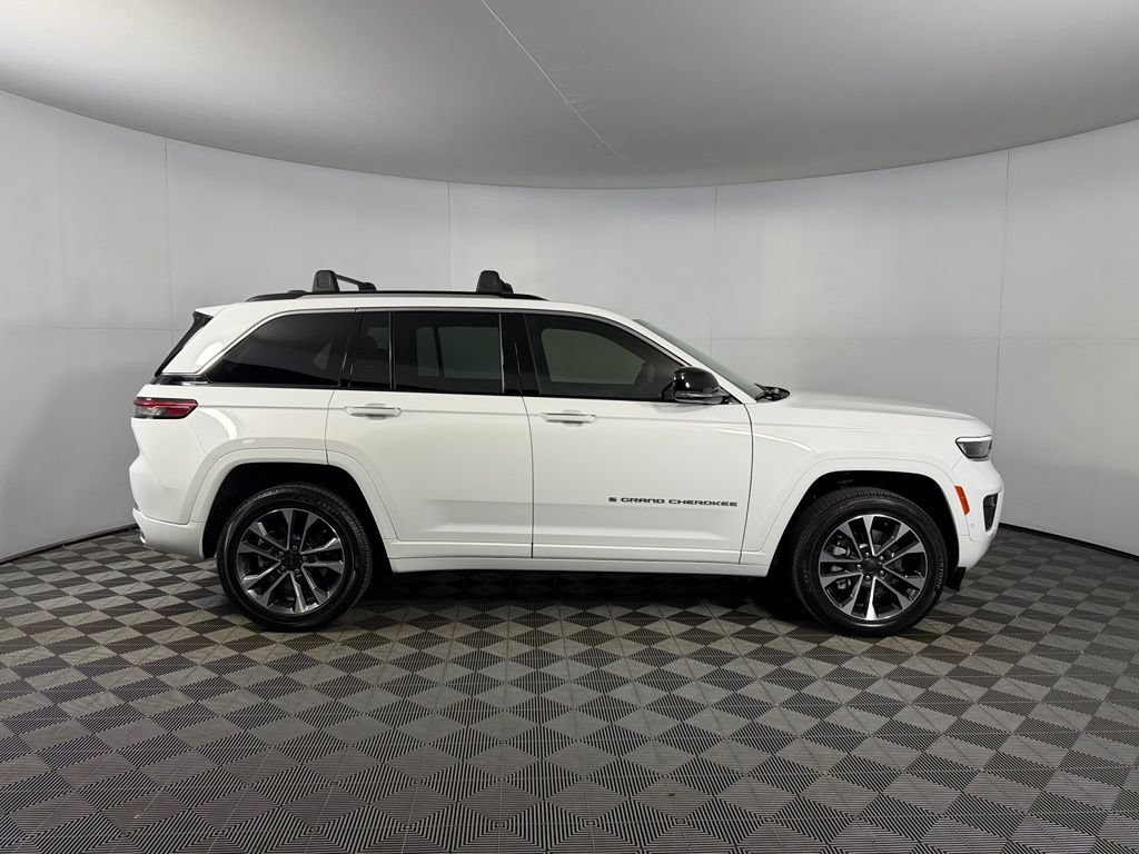 Used 2023 Jeep Grand Cherokee Overland w/ Luxury Tech Group IV AWD/4WD image 5