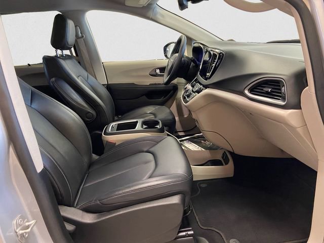 Certified 2024 Chrysler Pacifica Touring-L image 17