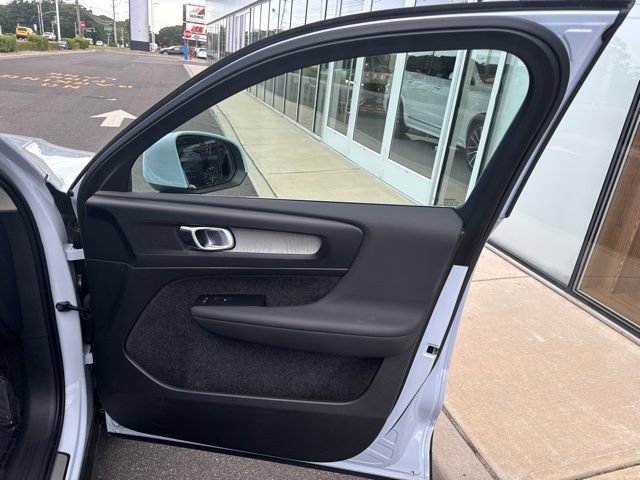 Certified 2025 Volvo XC40 B5 Core AWD/4WD image 12