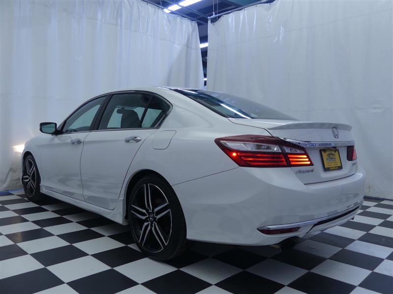 Used 2017 Honda Accord Sport image 5