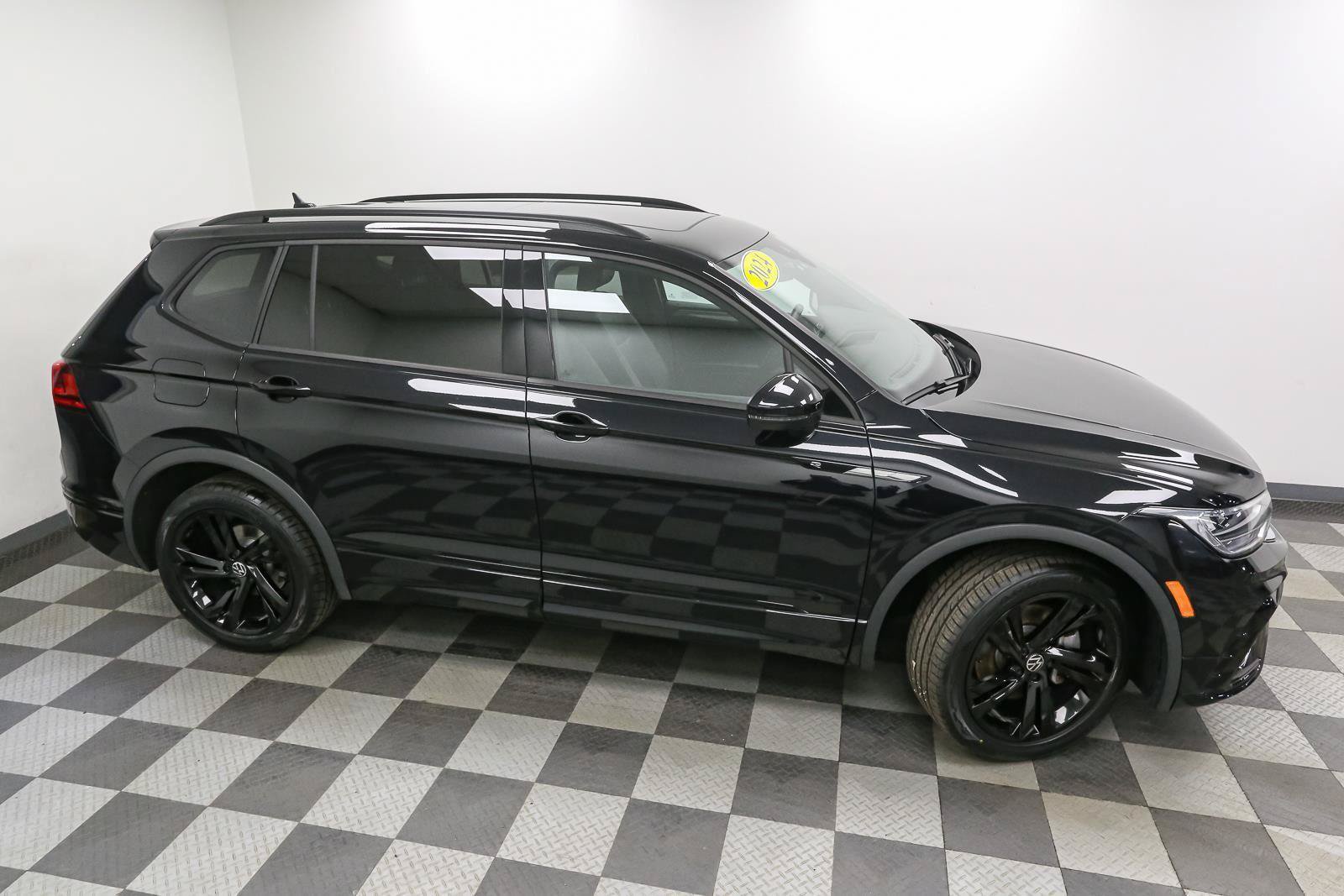 Certified 2024 Volkswagen Tiguan SE R-Line AWD/4WD image 6