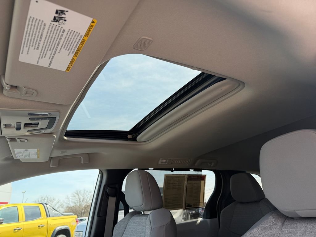 Used 2025 Toyota Sienna LE w/ LE Plus Package image 29