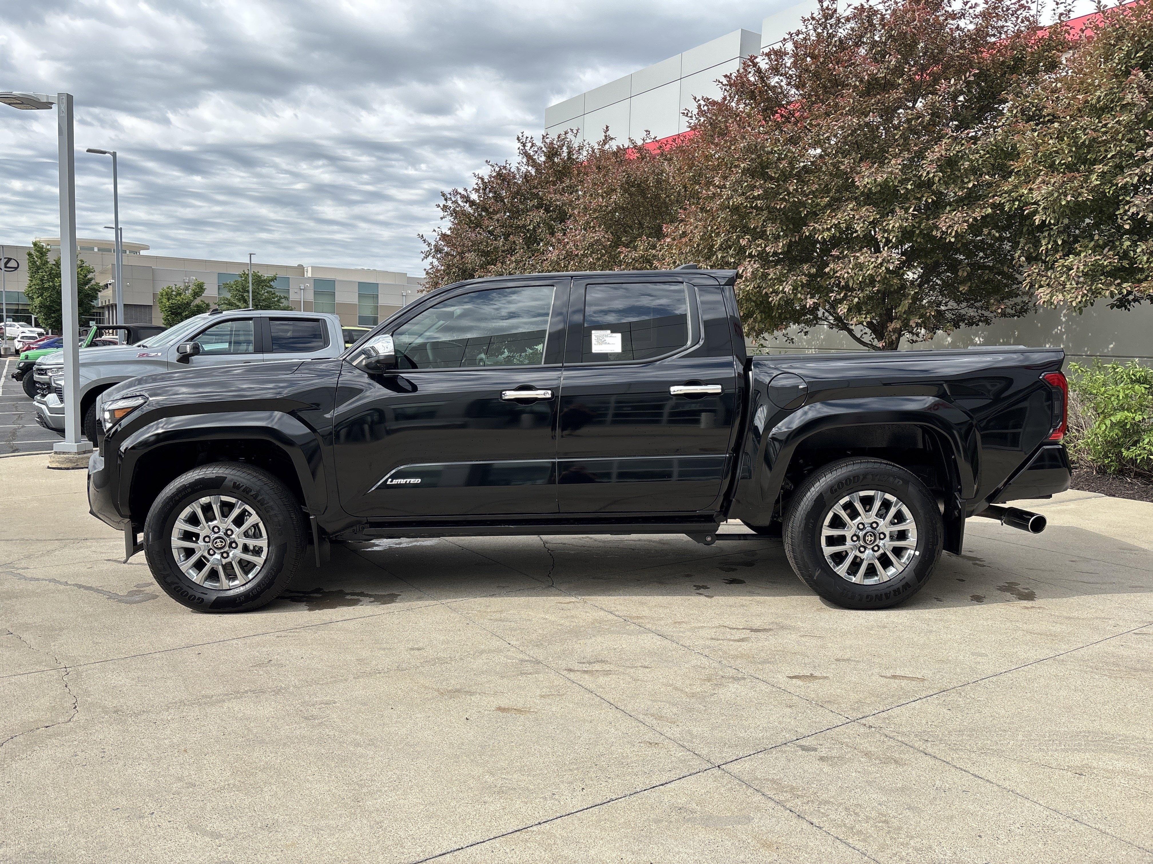 Used 2025 Toyota Tacoma Limited AWD/4WD image 9