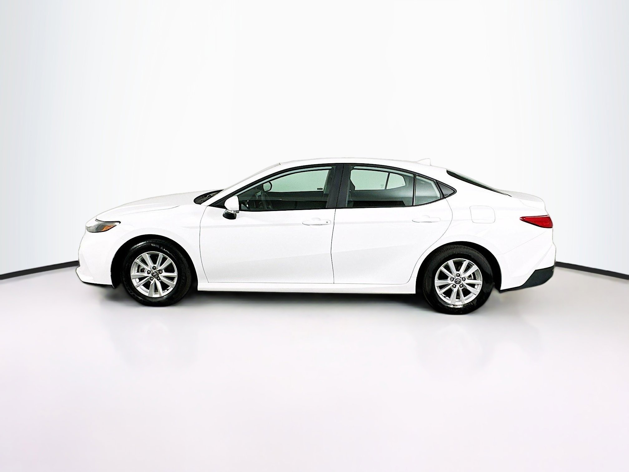 Used 2025 Toyota Camry LE image 4
