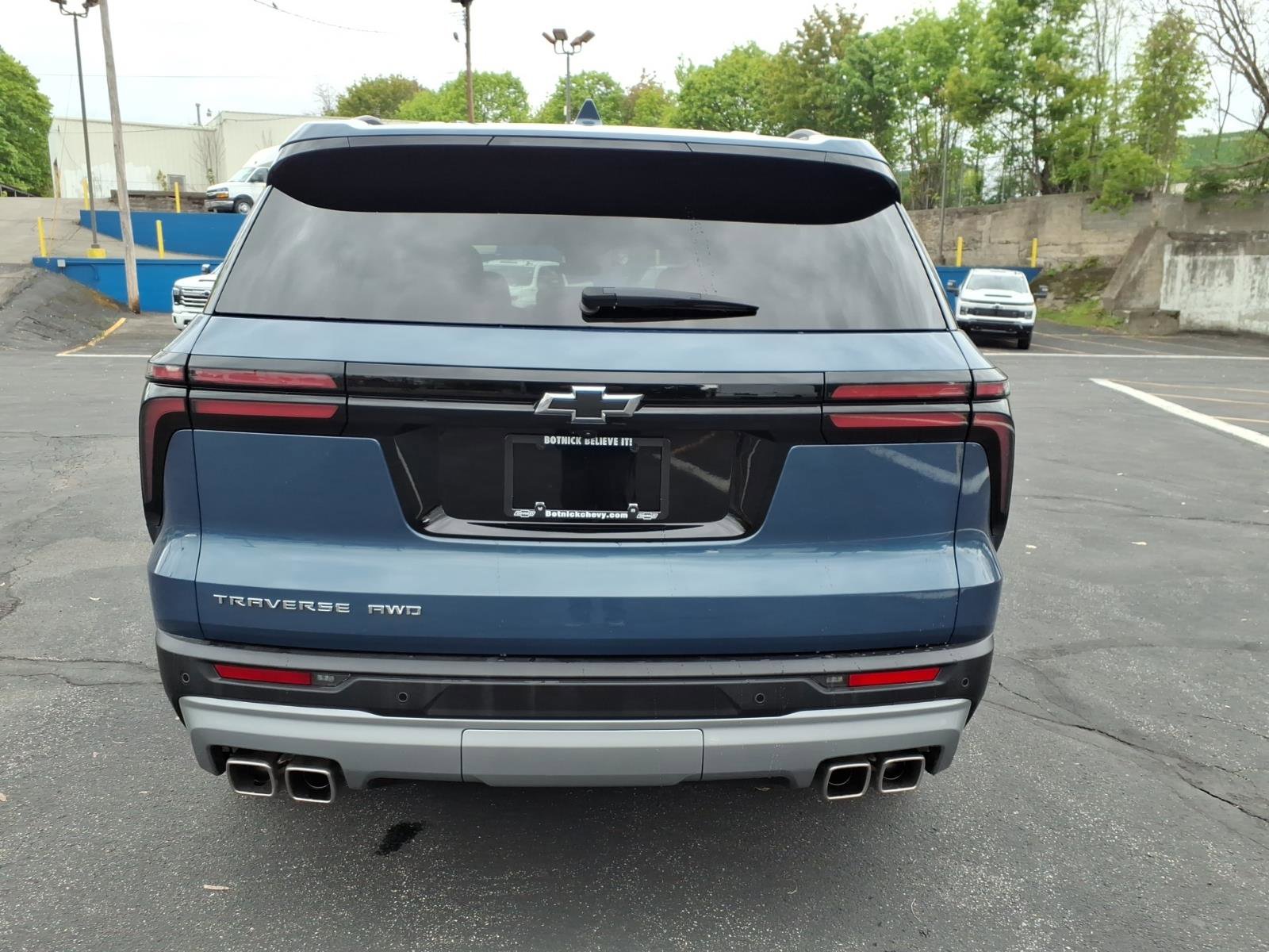 Used 2025 Chevrolet Traverse LT w/ Driver Confidence Package AWD/4WD image 4