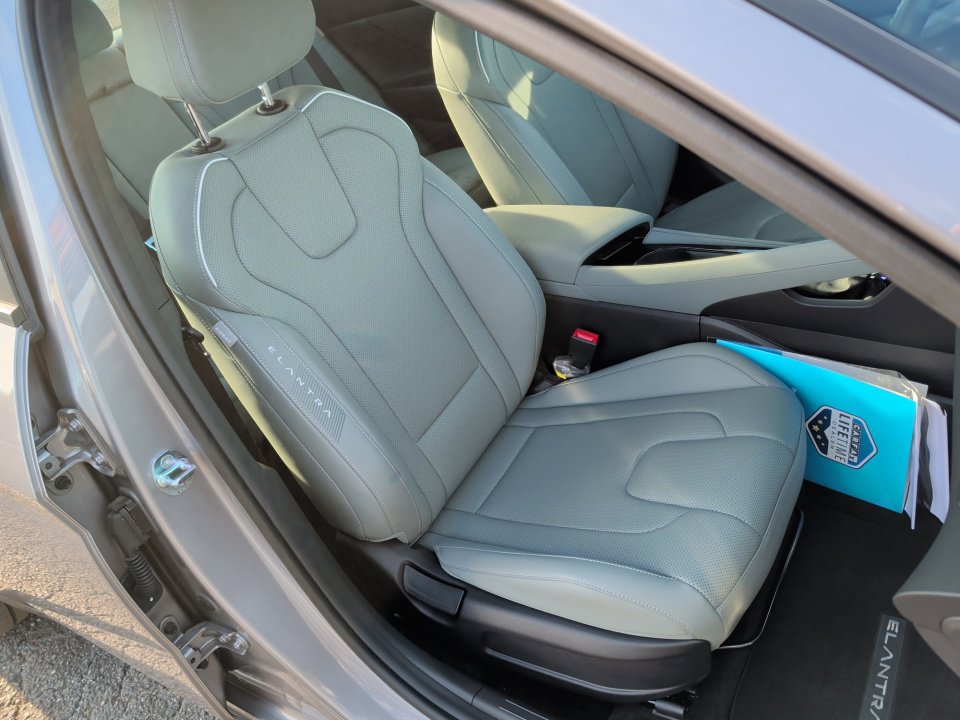 Certified 2025 Hyundai Elantra Limited image 28