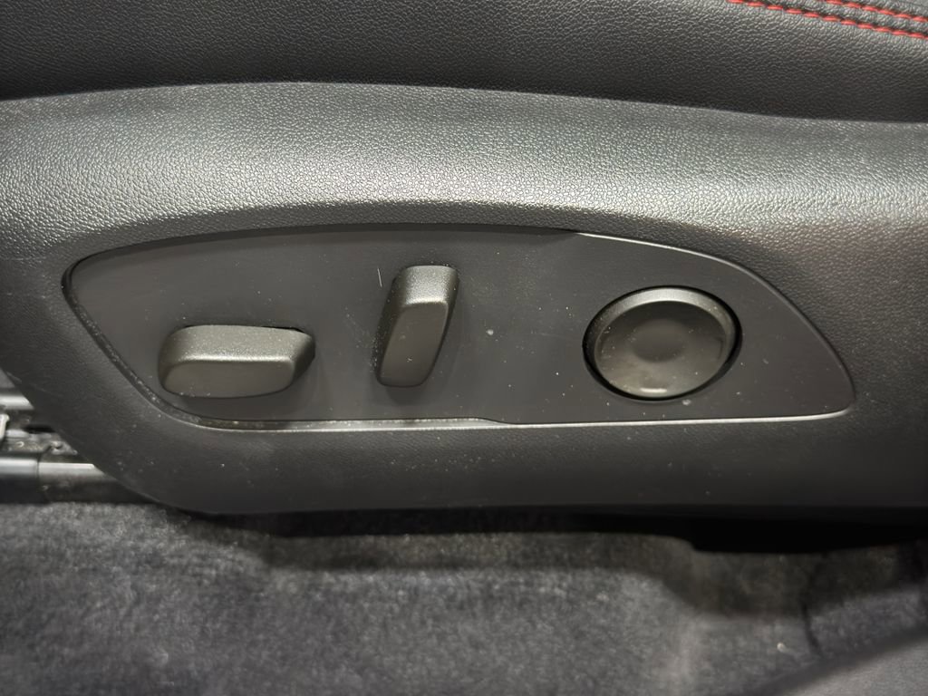 Used 2025 Chevrolet Traverse RS image 16