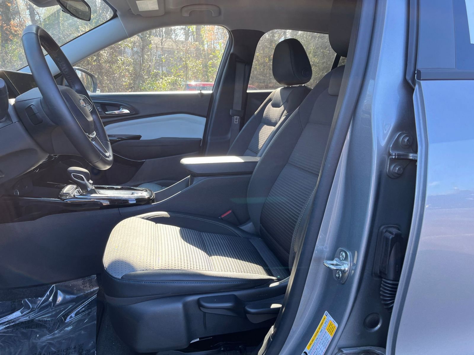 Used 2025 Chevrolet Trax LT w/ LT Convenience Package image 24