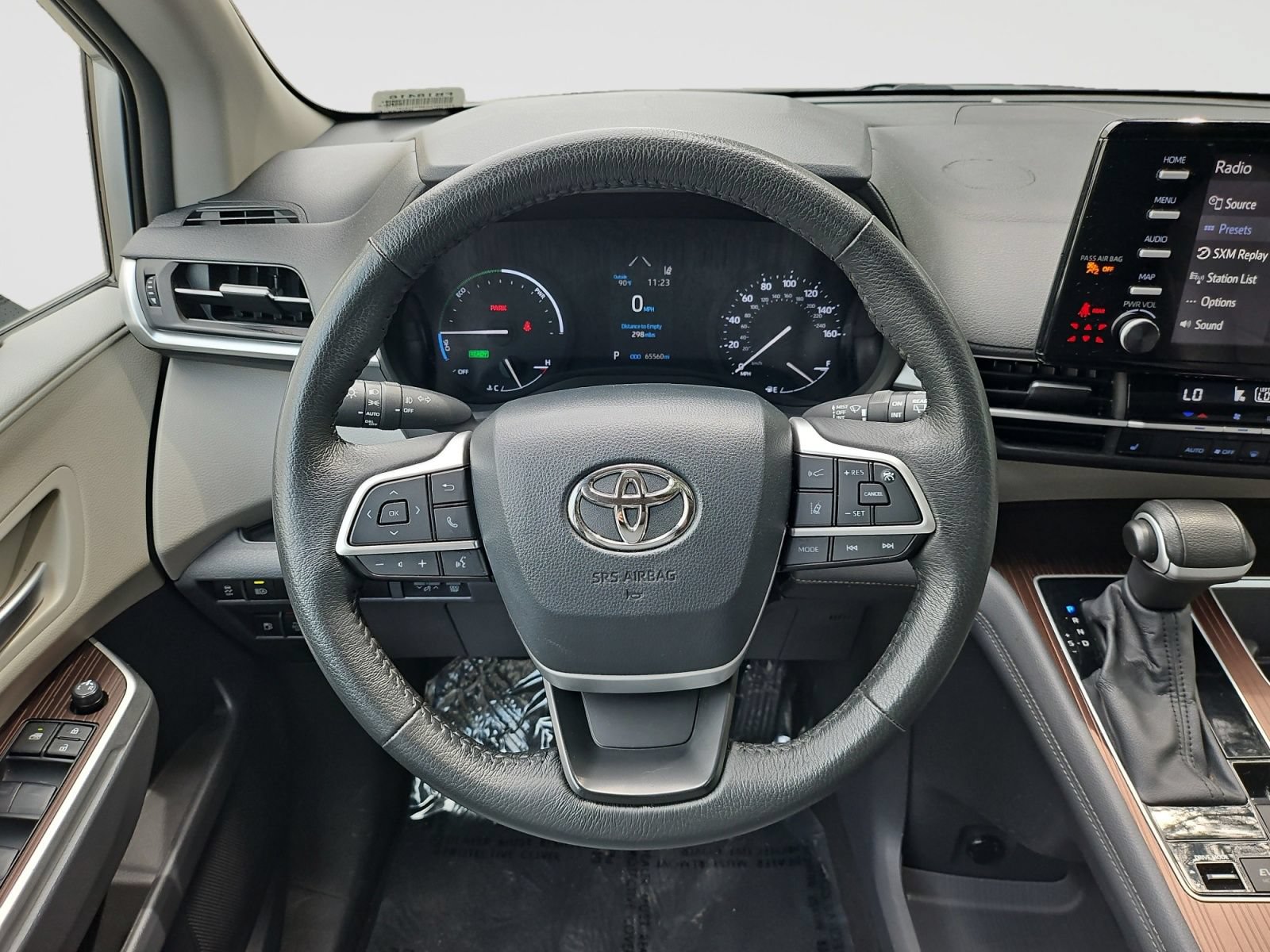 Used 2024 Toyota Sienna XLE FWD image 44