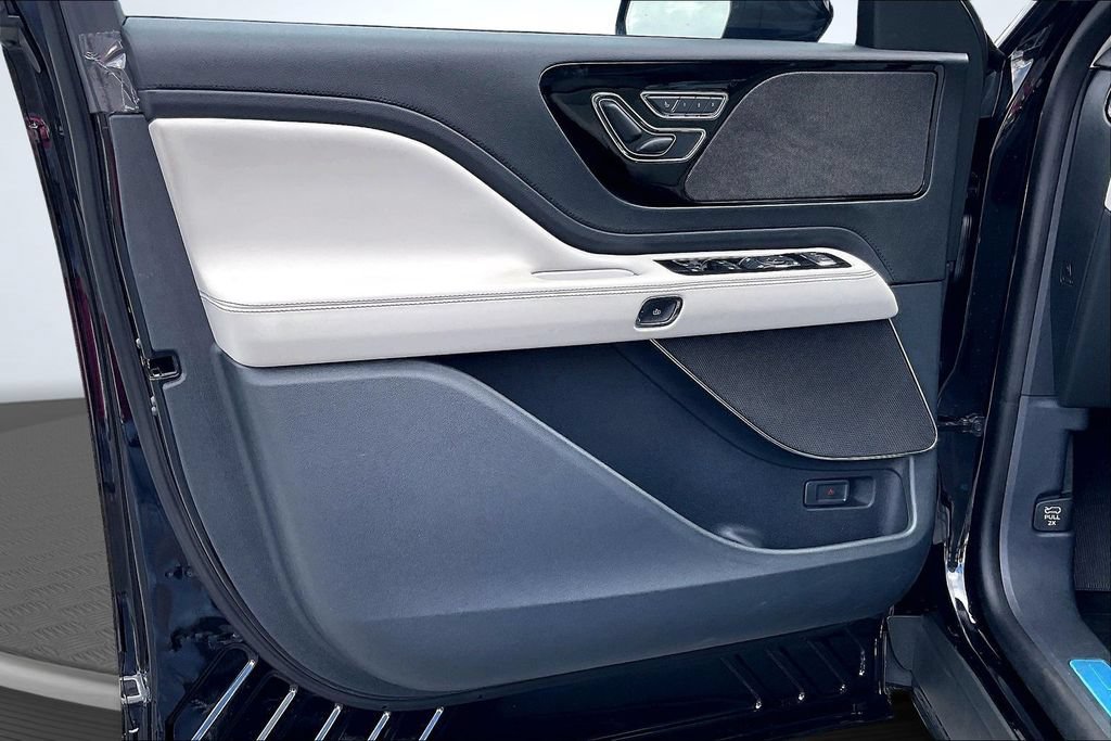 Used 2026 Lincoln Aviator AWD w/ Jet Appearance Package image 18