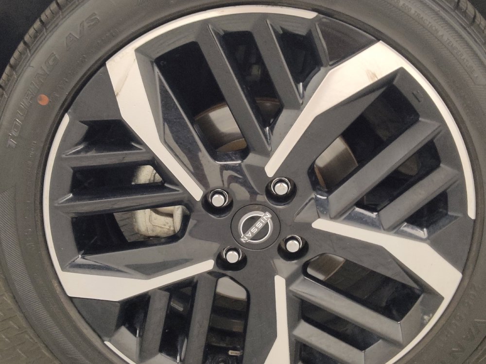 Used 2025 Nissan Versa SR FWD image 31