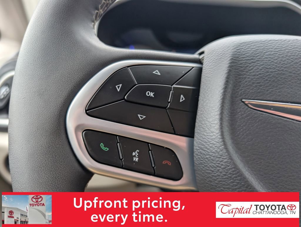 Used 2024 Chrysler Pacifica Select image 18