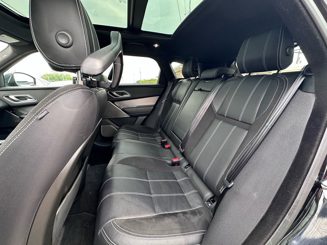 Used 2018 Land Rover Range Rover Velar R-Dynamic SE image 34