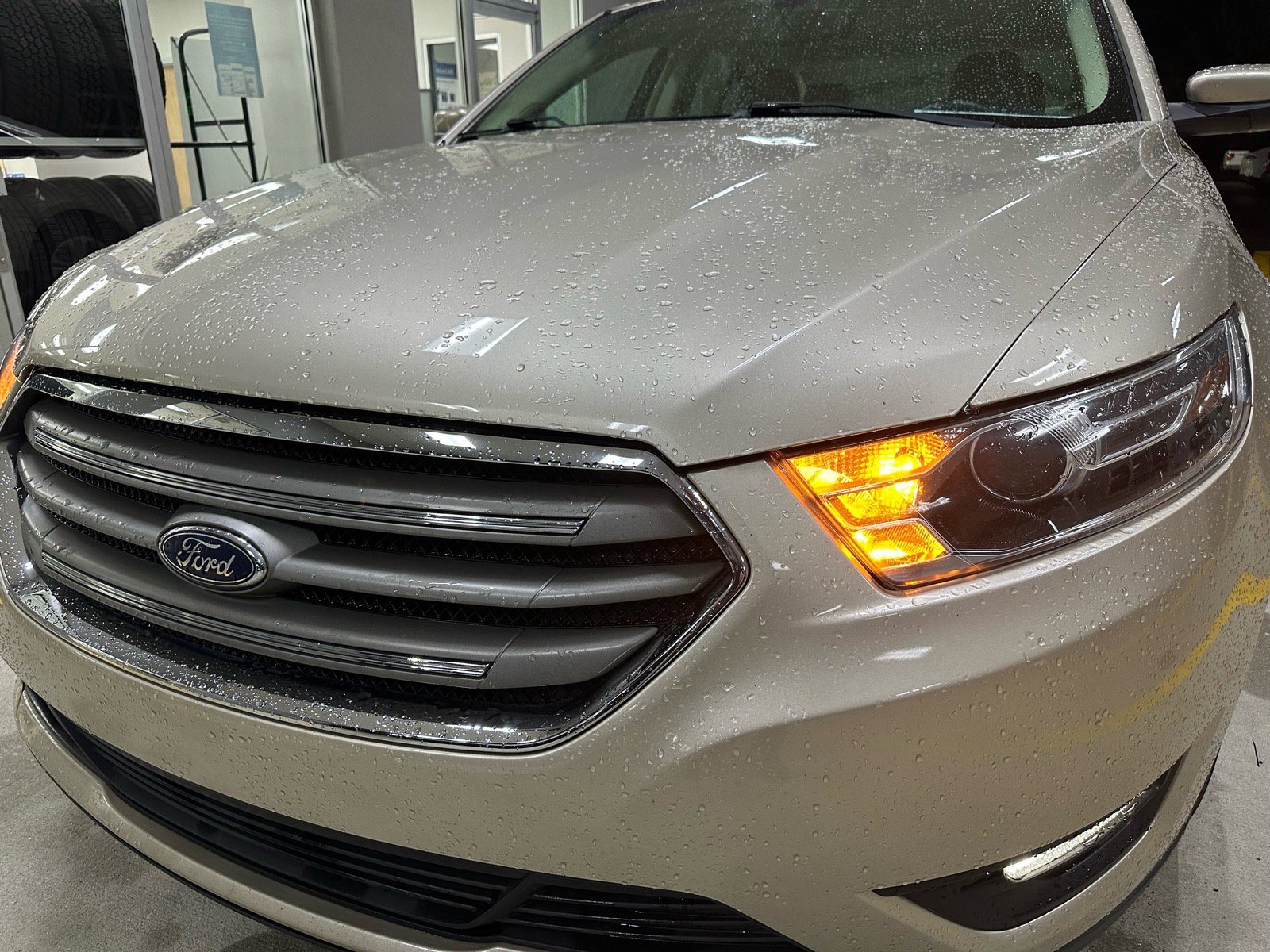 Used 2018 Ford Taurus SEL image 2