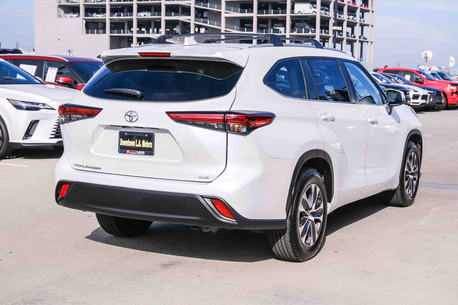 Used 2023 Toyota Highlander XLE FWD image 4