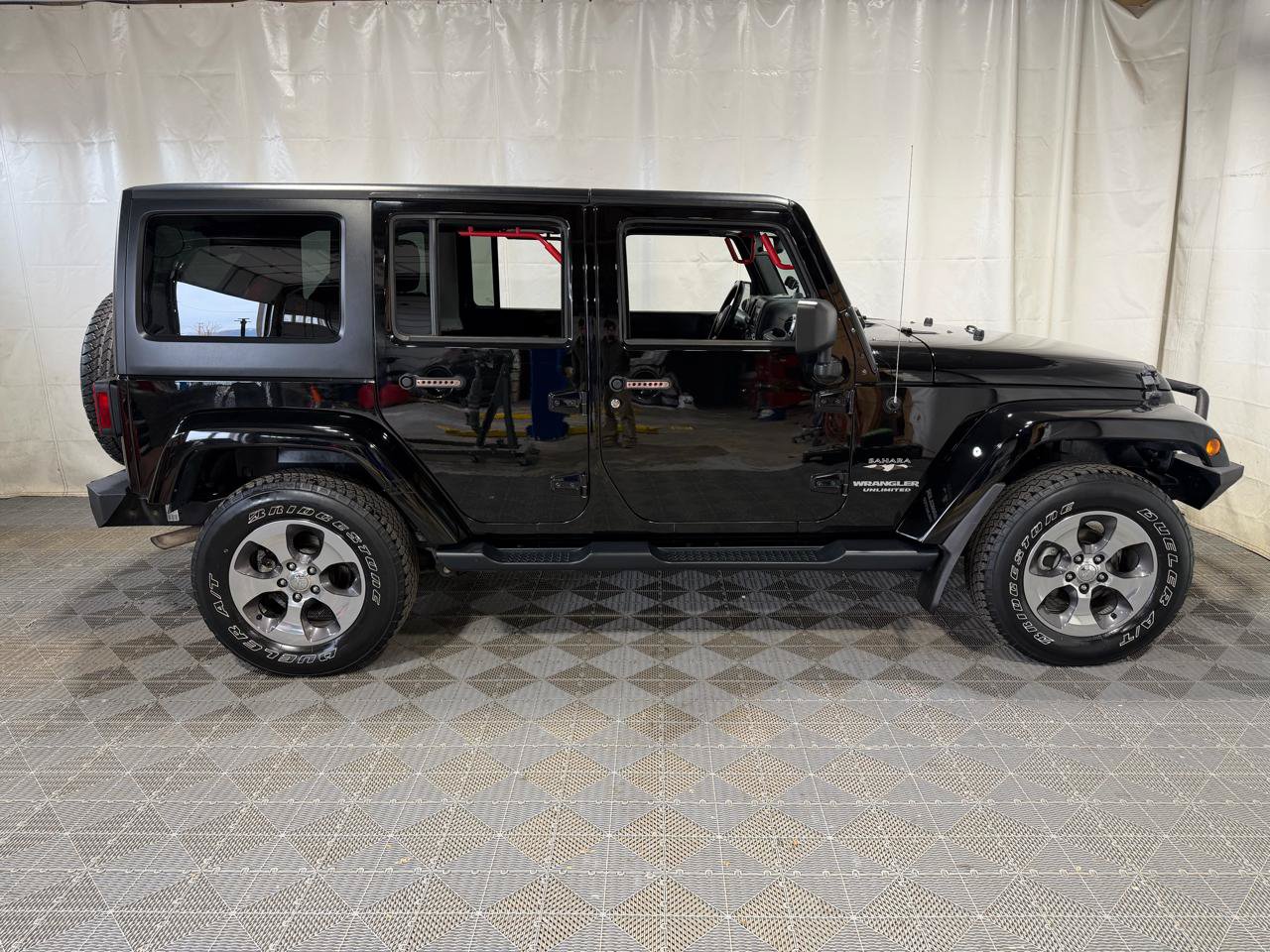 Used 2017 Jeep Wrangler Unlimited Sahara AWD/4WD image 7