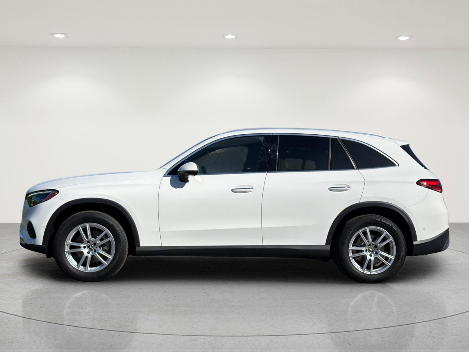 Used 2023 Mercedes-Benz GLC 300 4MATIC image 2