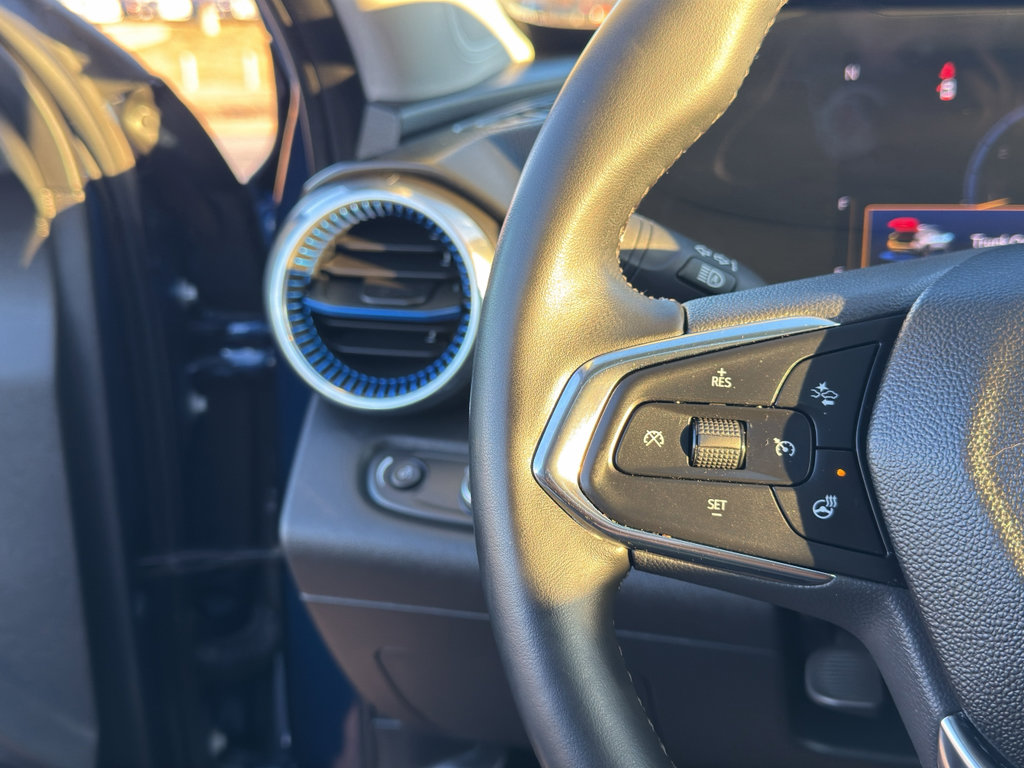 Used 2024 Chevrolet Trax LT w/ Sunroof Package image 32