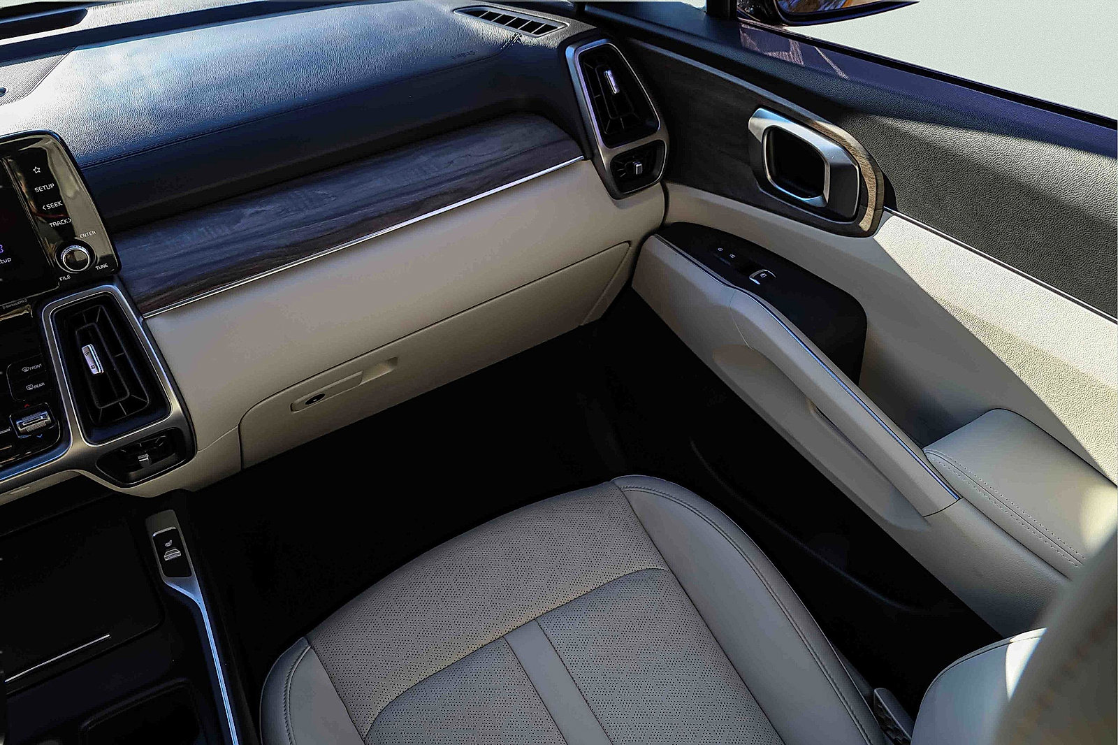 Certified 2023 Kia Sorento S w/ Panoramic Sunroof Package image 18