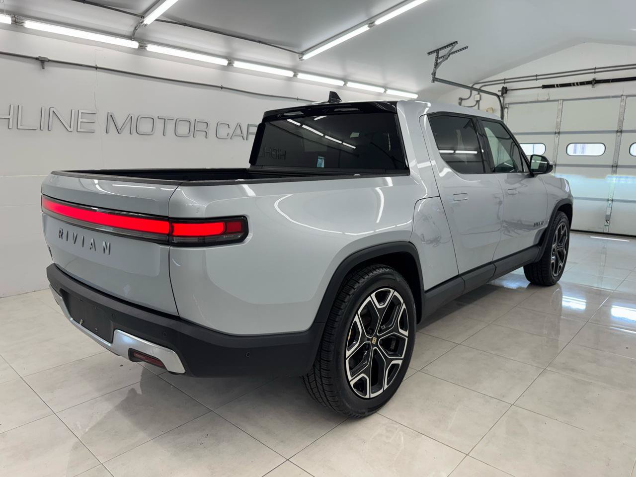 Used 2025 Rivian R1T Adventure Dual AWD/4WD image 4