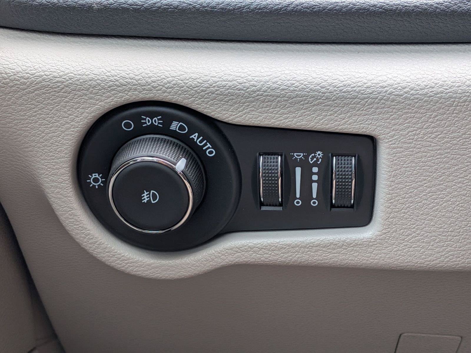 Used 2022 Chrysler Pacifica Limited AWD/4WD image 9