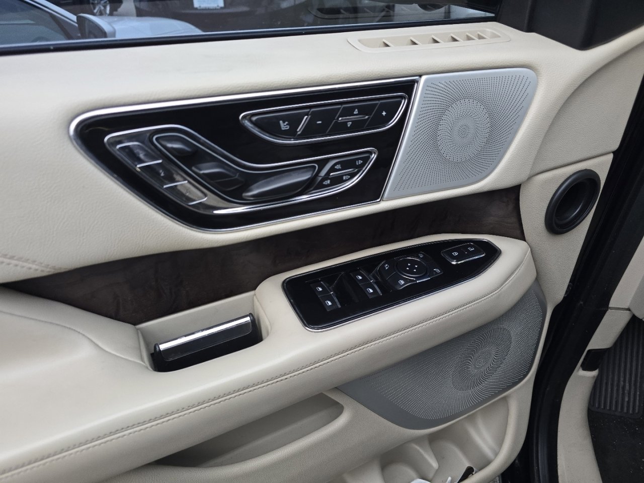 Used 2018 Lincoln Navigator Reserve w/ Technology Package image 11