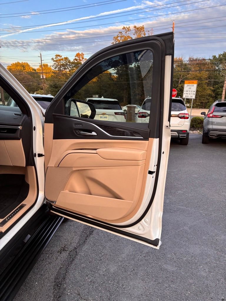 Used 2023 Cadillac Escalade Premium Luxury w/ Performance Package AWD/4WD image 23