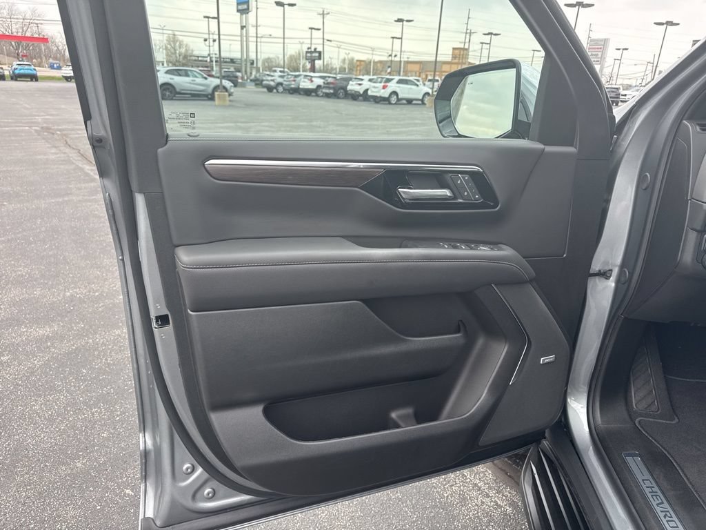 New 2026 Chevrolet Suburban Premier w/ Sun And Tow Package AWD/4WD image 25