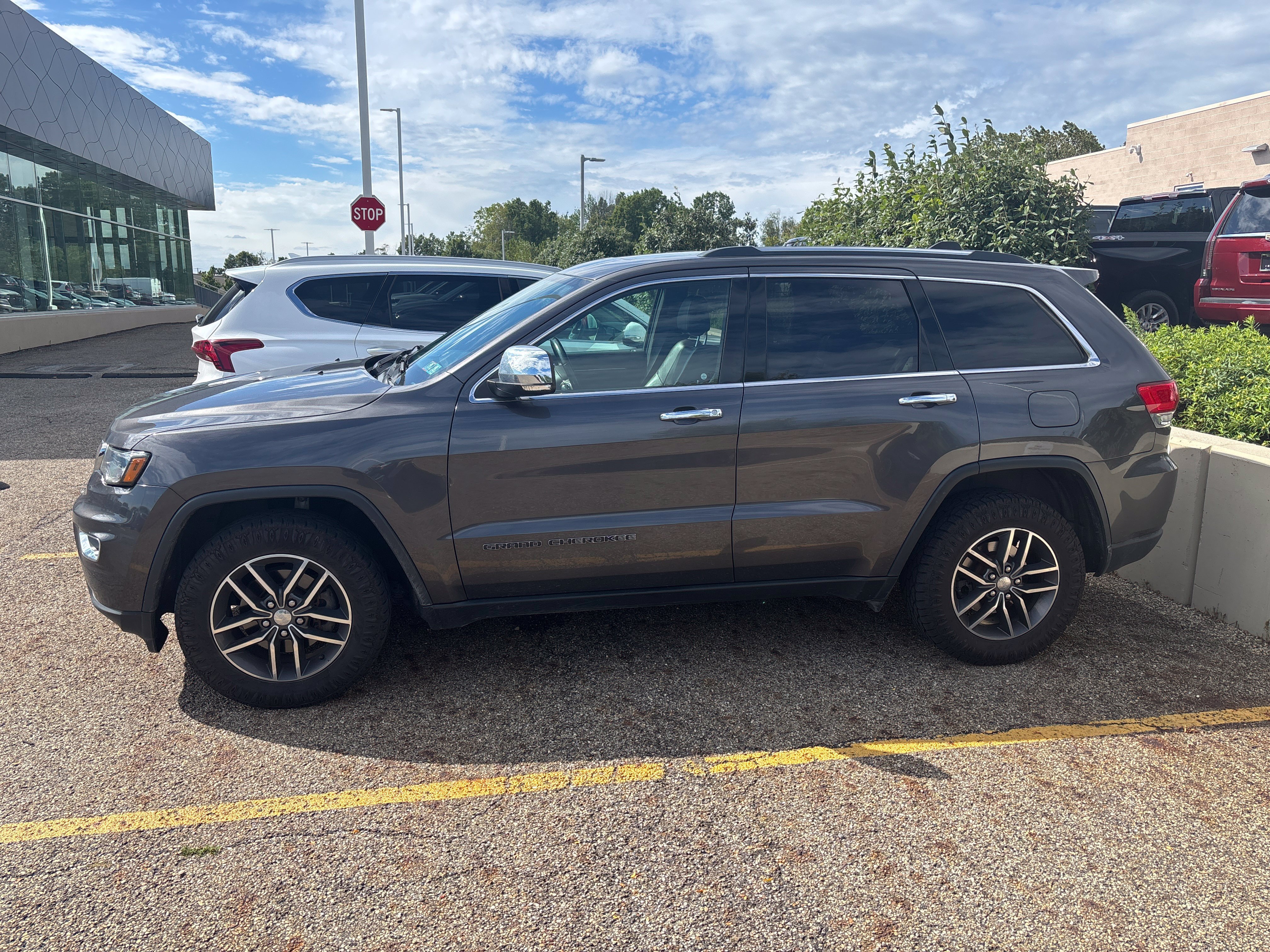 Used 2017 Jeep Grand Cherokee Limited w/ Luxury Group II AWD/4WD image 3