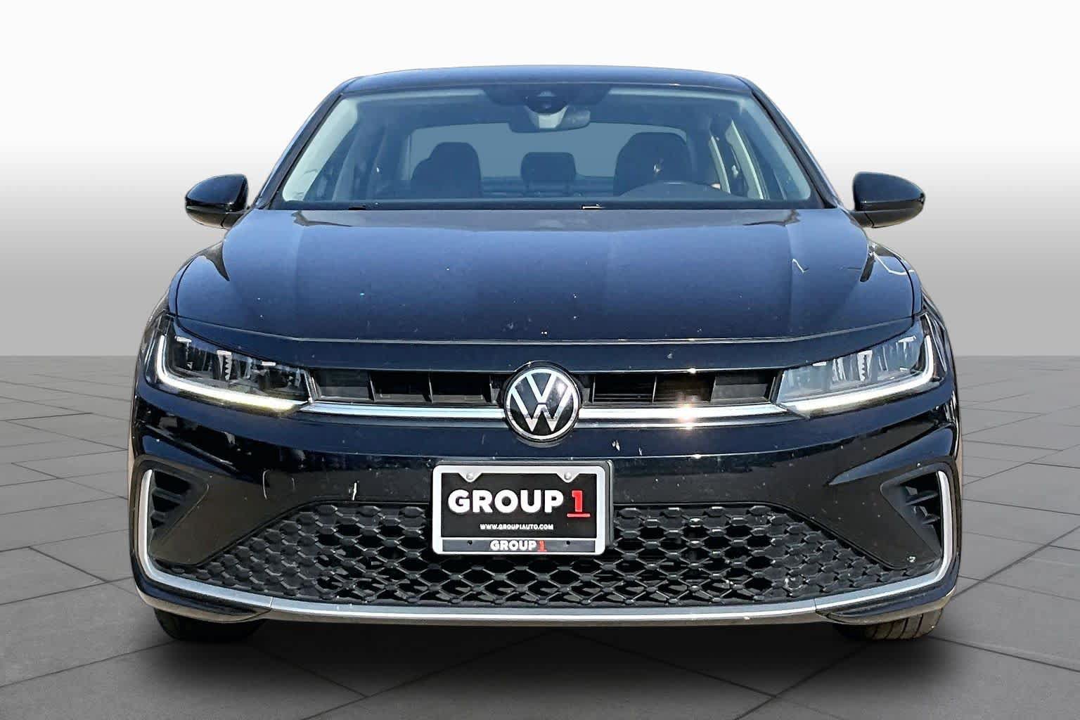 Used 2025 Volkswagen Jetta SE FWD image 3