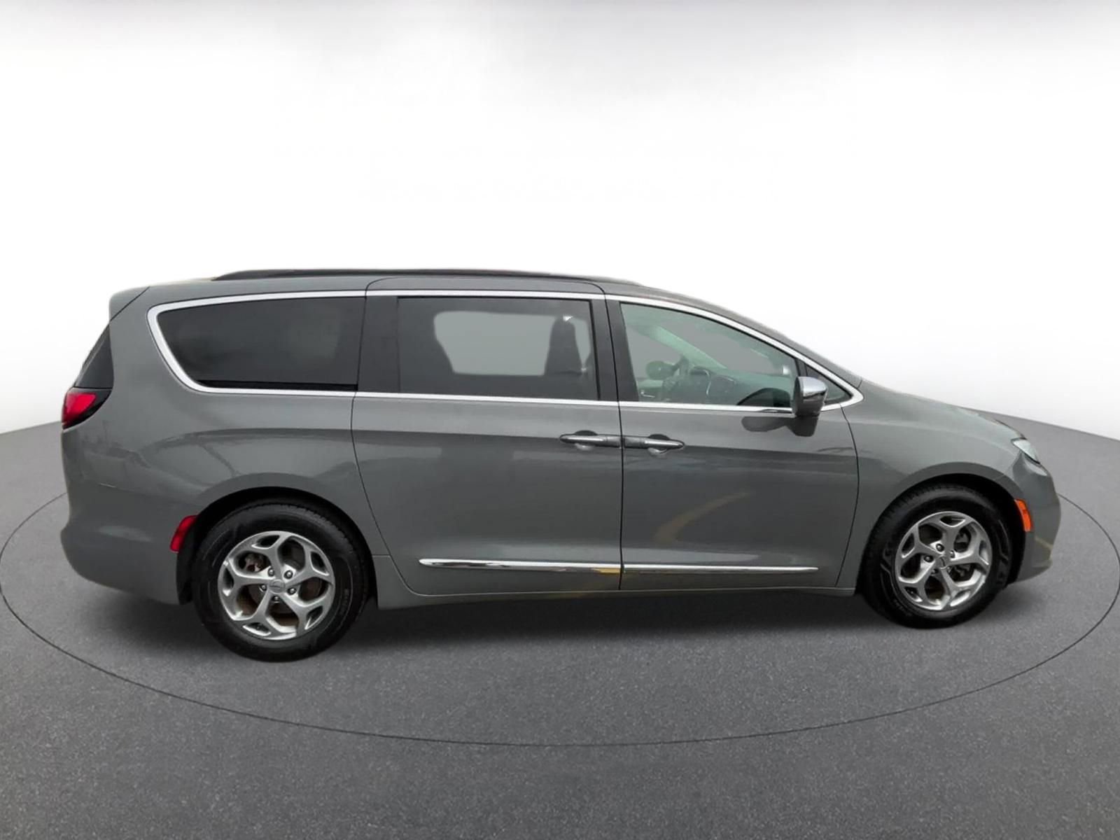 Used 2022 Chrysler Pacifica Limited FWD image 16