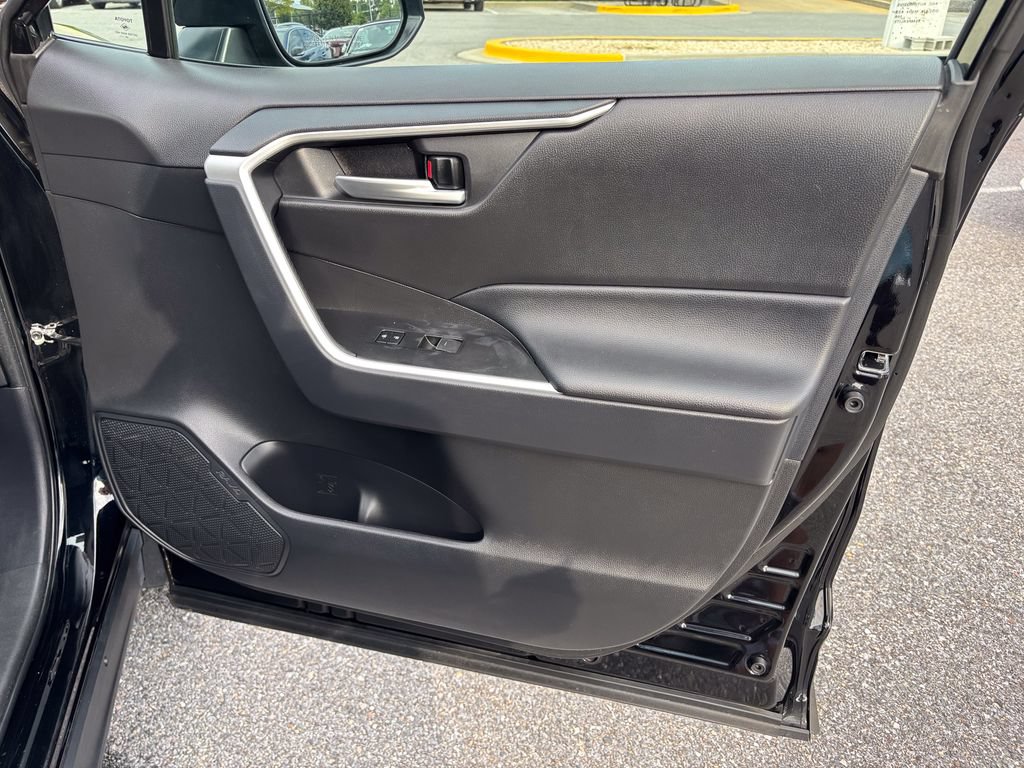 Used 2025 Toyota RAV4 XLE AWD/4WD image 39
