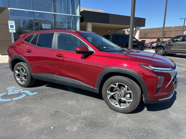 Used 2025 Chevrolet Trax LT w/ LT Convenience Package image 12