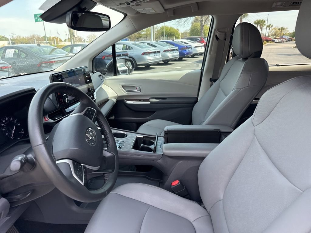 Used 2024 Toyota Sienna XLE image 19