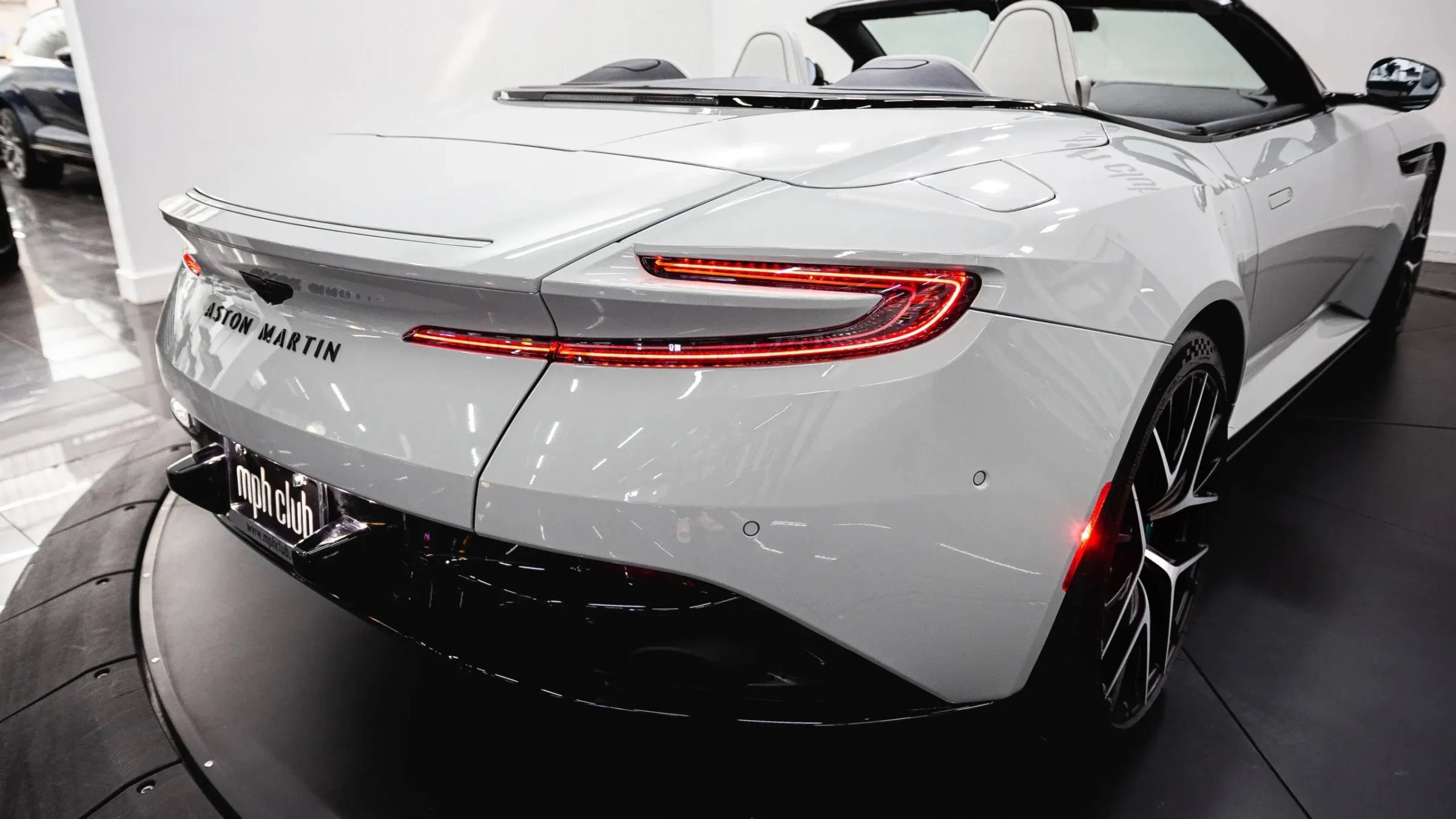 Used 2024 Aston Martin DB12 Convertible RWD image 21