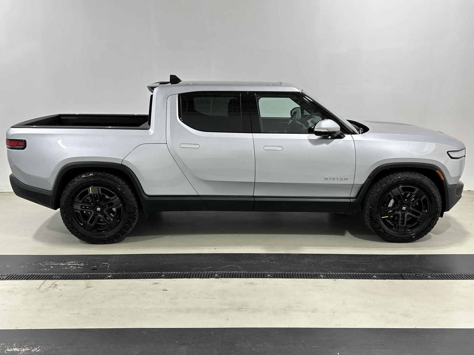 Used 2024 Rivian R1T Adventure Dual AWD/4WD image 6