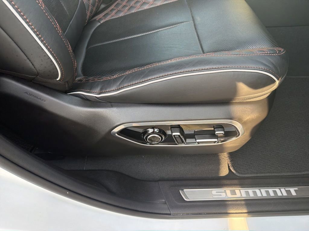 Used 2022 Jeep Grand Cherokee Summit AWD/4WD image 40