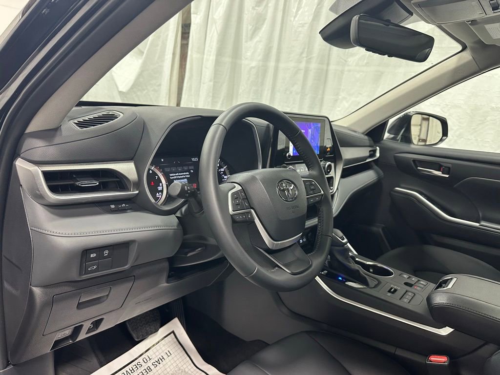 Used 2025 Toyota Highlander XLE image 15