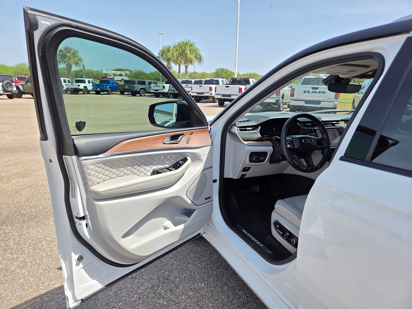 Used 2022 Jeep Grand Cherokee Summit RWD image 12