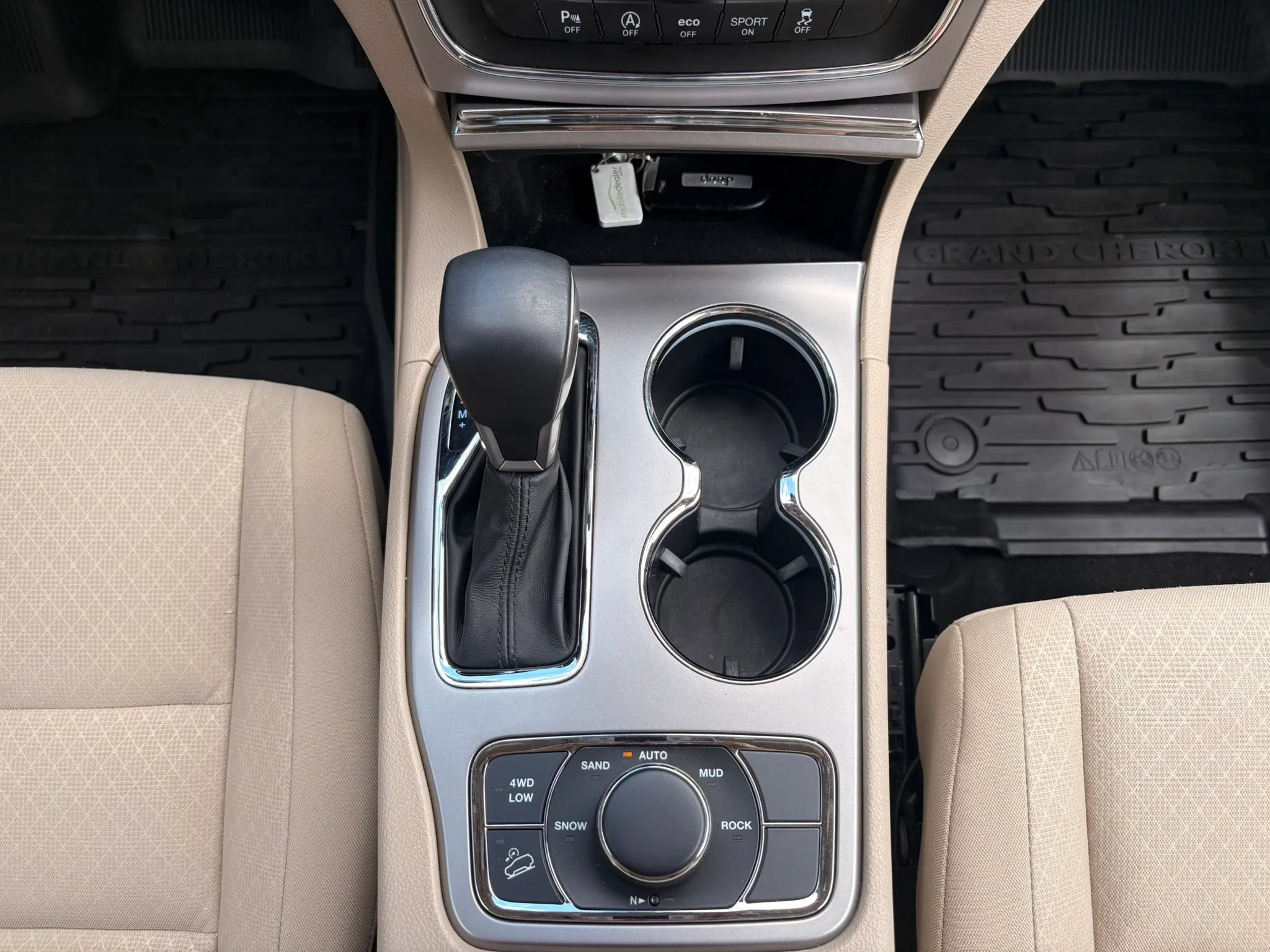 Used 2019 Jeep Grand Cherokee Laredo AWD/4WD image 23