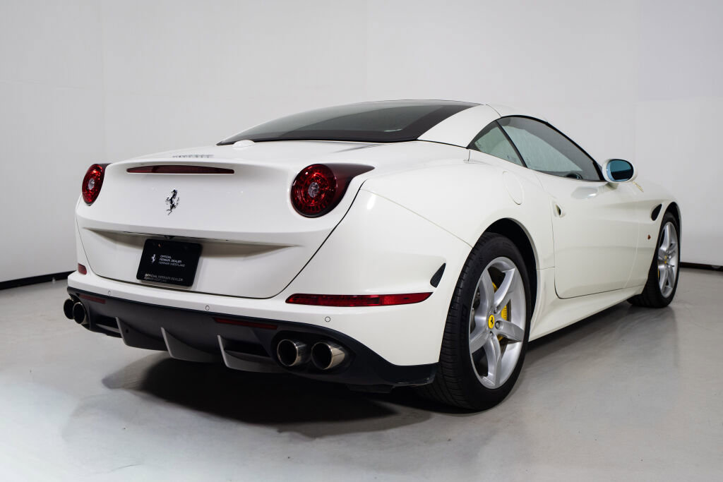 Used 2017 Ferrari California T RWD image 11