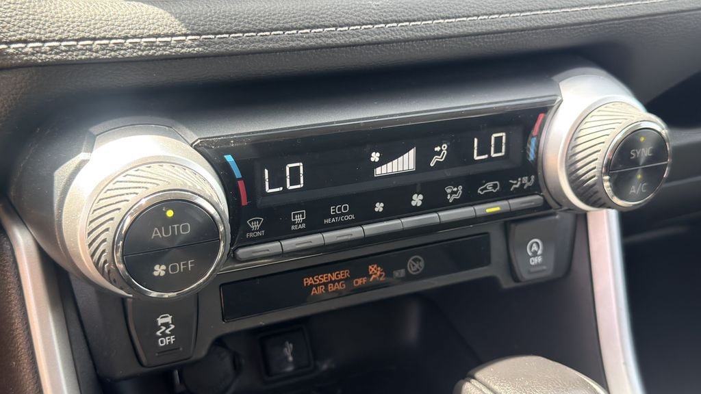 Used 2021 Toyota RAV4 XLE AWD/4WD image 17
