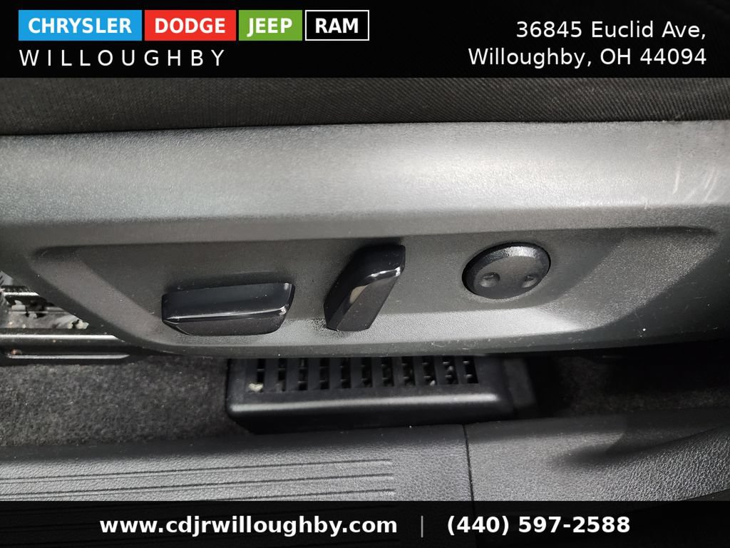 Used 2024 Nissan Rogue SV AWD/4WD image 16