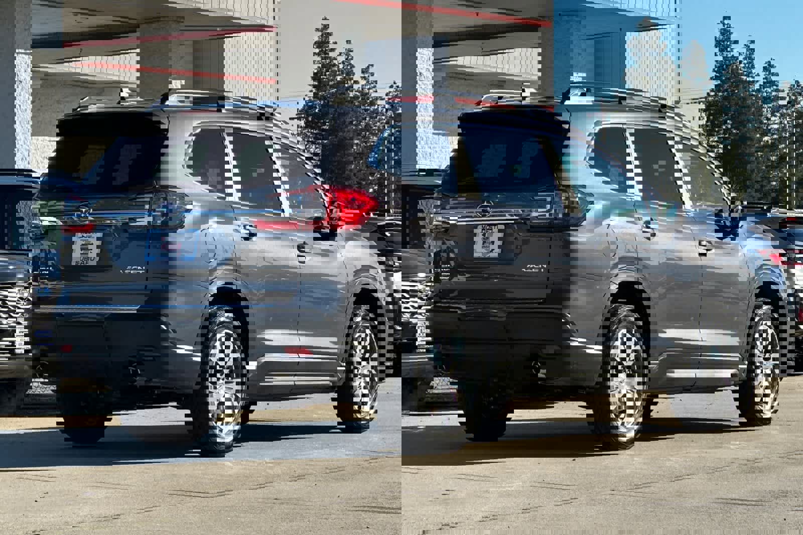 Used 2025 Subaru Ascent Premium w/ Premium Package image 3