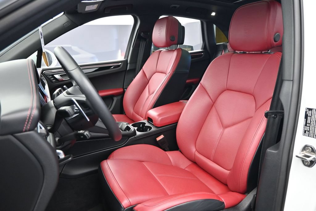 Used 2025 Porsche Macan AWD/4WD image 15