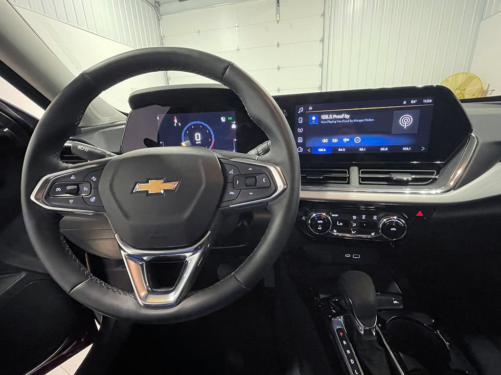 Used 2025 Chevrolet Trax LT FWD image 36