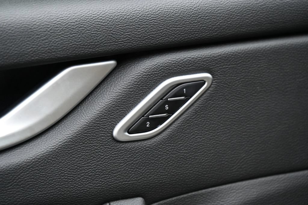 Used 2021 Maserati Levante AWD/4WD image 19